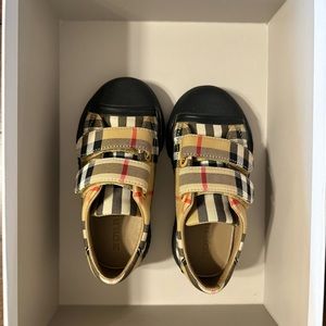 beautiful Burberry sneakers like new, used very little(Unisex)